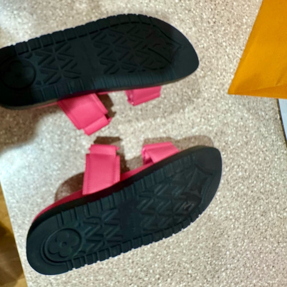 Louis Vuitton adorable pink mule sandals slides. size 8 US. Excellent condition.
